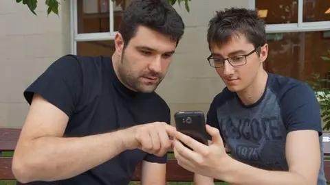 LʼIsmael Farré i en Roger Vall, amb un dels aparells que comercialitzaran.                               