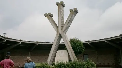 El monument que es trobava davant de l'entrada del complex esportiu.