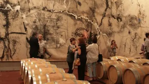 Imatge del mural instal·lat al celler Mas Blanch de la Pobla de Cèrvoles.