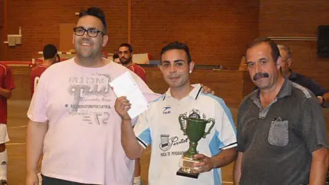 El regidor d'Esports Josep M. Garcia lliure el trofeu i premi als guanyadors.