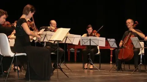 Actuació de l&#39;AIMS al Teatre L&#39;Amistat de Mollerussa la passada temporada.