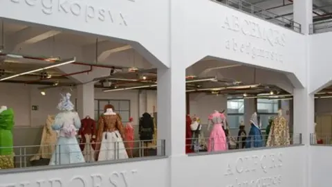Una trentena de vestits que s&#39;exposen a la Inprenta Municipal de Madrid