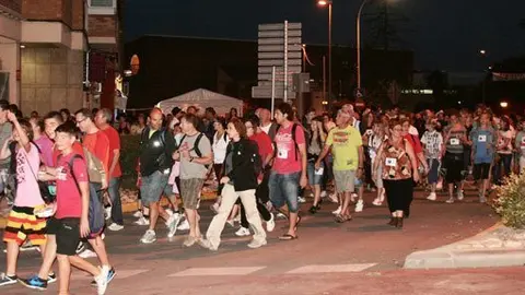 Centenars de persones participen en la tradicional caminada nocturna.