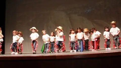 Una de les actuacions dels petits de l'Escola Bressol El Niu de Mollerussa.