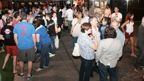 El públic va omplir els carrers de Mollerussa, la matinada del dissabte.