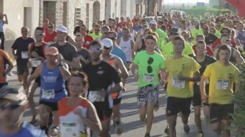 Imatge de la sortida dels participants en la Cursa de 10 km de Bell-lloc.