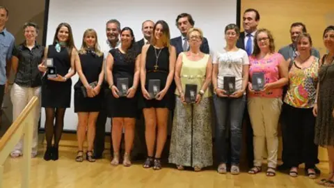Els premiats de la convocatòria 2013 amb els representants de l'organització.