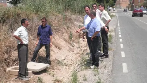 Antoni Villas, i Josep Capdevila, visiten la carretera acompanyats dels tècnics.