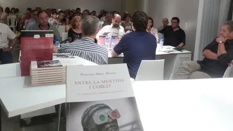 Durant l'acte es va presentar el llibre "Entre la mentida i l'oblit" de Francesc-Marc Álvaro
