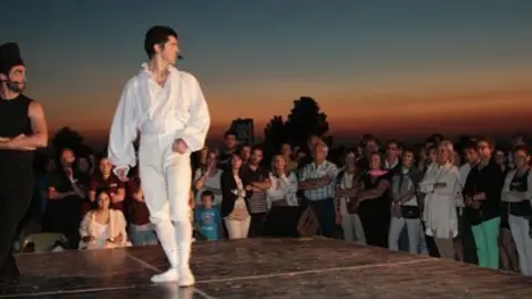 Imatge de l'actuació de la companyia Dei Furbi a la Vinya dels Artistes.