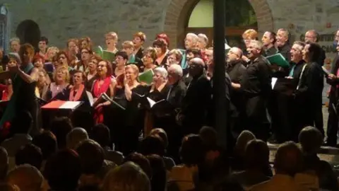 Imatge dels grups vocals que van participar en el concert a l'Espai Cultural dels Canals.