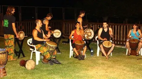 El grup de percussió que va amenitzar la nit a les piscines d&#39;Ivars.