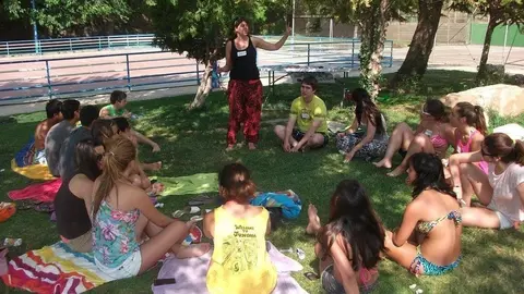 Els participants, durant la sessió a les piscines de Juncosa