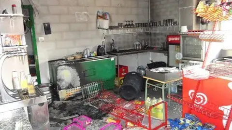 Els lladres van calar foc al bar de les piscines de Bell-lloc.