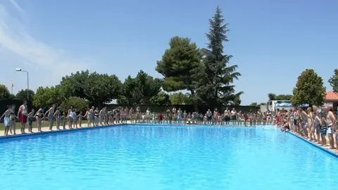 El salt solidari va reunir més d'un centenar de persones al voltant de la piscina