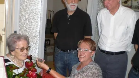 L'acte va tenir lloc al domicili de l'homenatjada