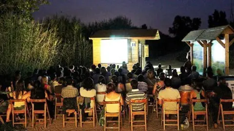 Al voltant d'un centenar de persones van assistir a la primera projecció.