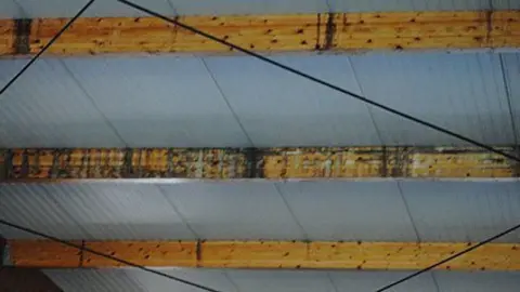 Imatge de la coberta que ha quedat afectada per la humitat.