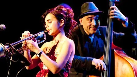 El multiinstrumentista Joan Chamorro i la jove Andrea Motis, en una actuació recent