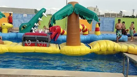 Imatge dels inflables que es van instal·lar a la piscina de Castellnou.