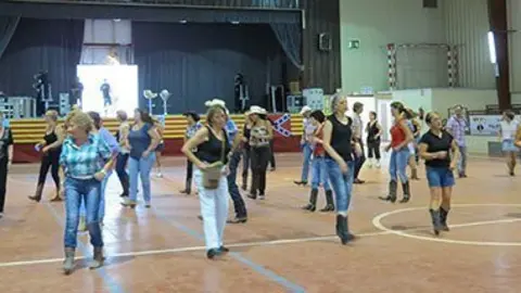 Els aficionats als balls Country van participar d'una exhibició d'aquesta modalitat.