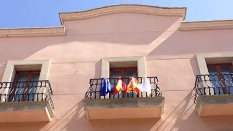 L&#39;Ajuntament ha penjat quatre banderes al balcó de l&#39;edifici consistorial. 