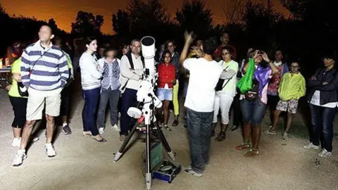 Una cinquantena de persones van participar en la Nit d'Astronomia de l'Estany.