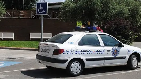 El Policia de Barri porta a terme tasques de seguretat al recinte i la zona comercial.