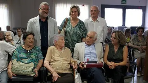 Maria Sans en companyia de la família i de les autoritats.