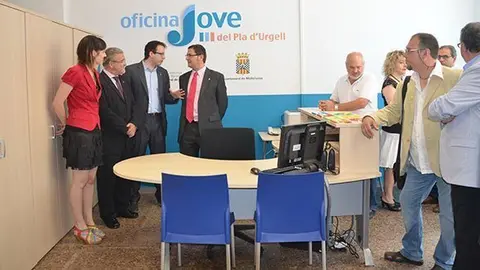 Francesc Fabregat, i Marc Solsona en l'acte inaugural de l'Oficina Jove.