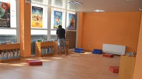 Imatge de la Sala Infantil de la Biblioteca en la que s'ha restaurat el terra.