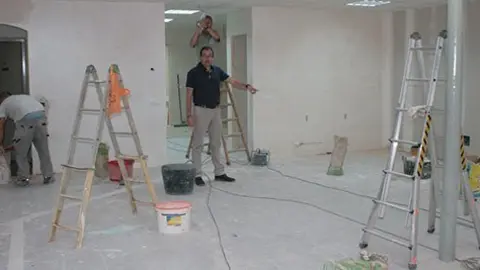 L'alcalde Marc Solsona va visitar les obres del Centre Social Freixes Badia.