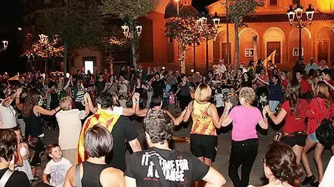 L'acte s'iniciarà a la plaça de l'Ajuntament amb una ballada de sardanes.