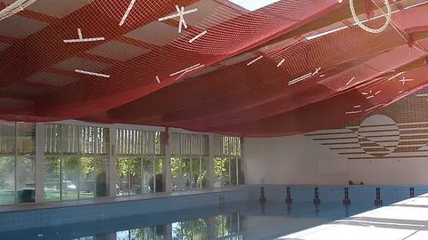 treballs previs per la renovació de la teulada de la piscina coberta.