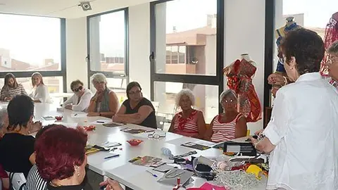 Els tallers es realitzen en les instal·lacions del Museu de Vestits de Paper.