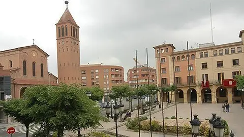 imatge de la parròquia de Sant Jaume, i edifici consistorial de Mollerussa.