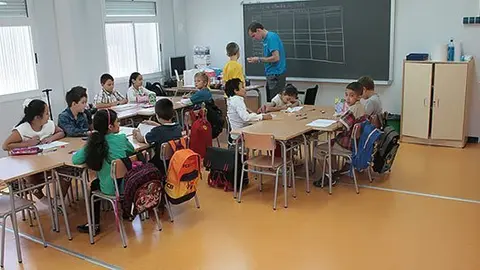 Els alumnes de l&#39;escola Les Arrels estrenen les noves instal·lacions del centre.
