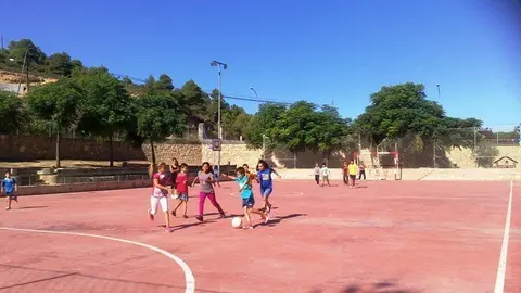 Els alumnes de l'escola Sant Bonifaci de Vinaixa, que forma part de la ZER Riu Set, juguen durant l'hora del pati
