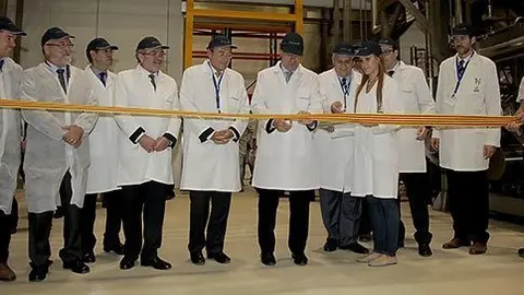 El president Artur Mas, en el moment de tallar la cinta en la nova planta de Manufri.