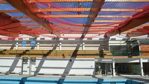 Imatge des de l&#39;interior del recinte de la piscina coberta de Mollerussa.