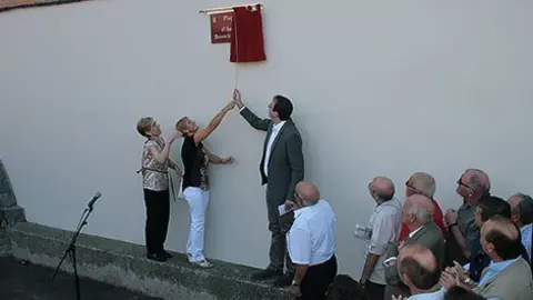 Les filles d&#39;Àngel Bombehí, van descobrir la placa, amb l&#39;alcalde Marc Solsona.