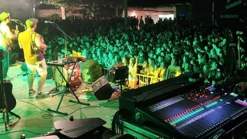 Centenars de seguidors del grup català van acudir a la cita de Juneda