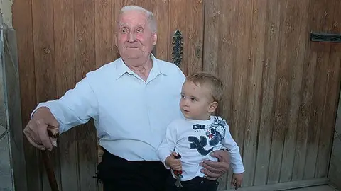 Josep Mir, i Josep Negres, representen les dues generacions de veïns de Vilanova.