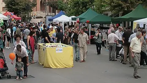 Les entitats van instal·lar les seves parades a la plaça Manuel Bertrand.