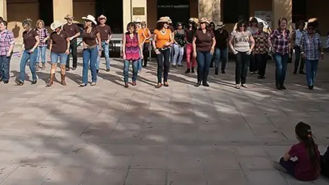 Big-Ben Country va organitzar una exhibició de ball country a la plaça de l'Ajuntament
