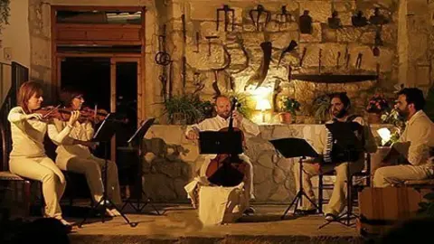 El Grup Adesiara, van interpretar un variat repertori musical a cal Roig de Fondarella.