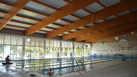 Els primers usuaris de la piscina coberta, amb una vista de les noves bigues.