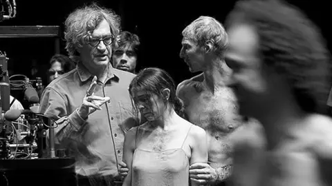 Imatge del director Wim Wenders, al que es dedica el cicle, en un rodatge.