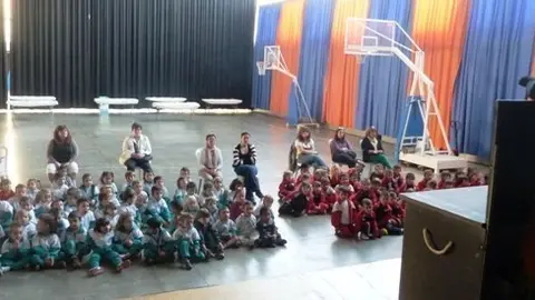 Un espectacle de titelles a càrrec de la companyia Espiadimonis ha entretingut els més petits