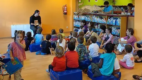 Carles Crespo inaugura les activitats amb l'Hora del Conte.